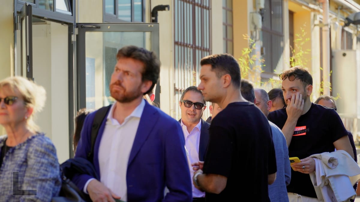 Partecipanti in cortile fra un talk e l'altro